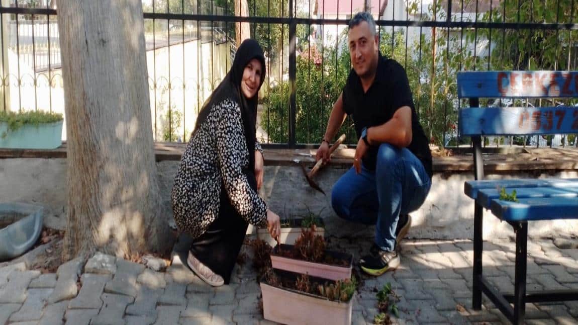 Okul Bahçemizi Güzelleştiriyoruz